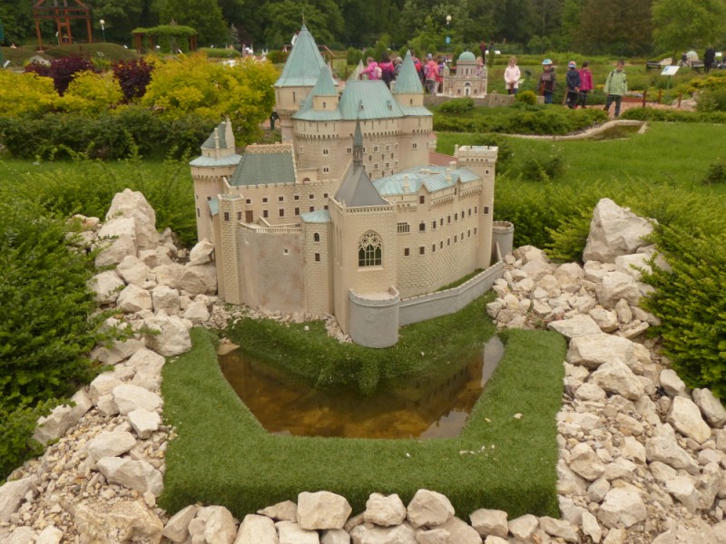 következő