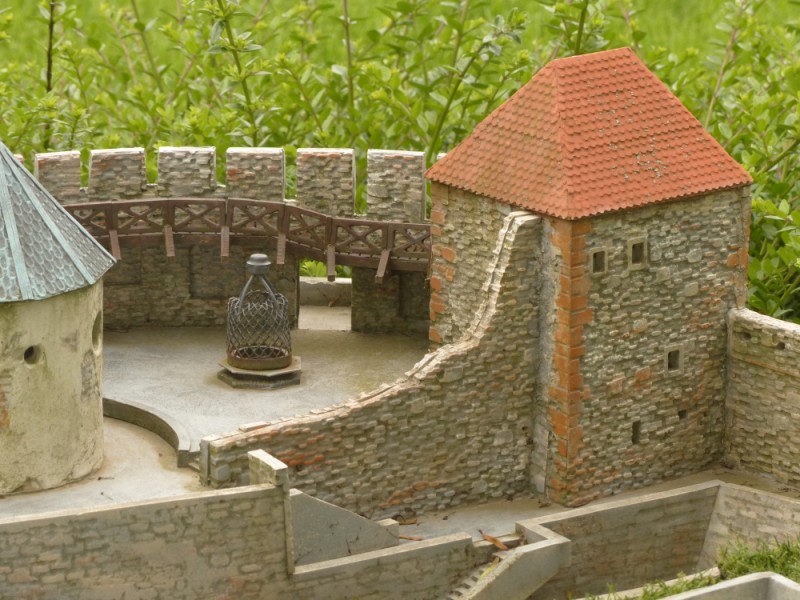következő