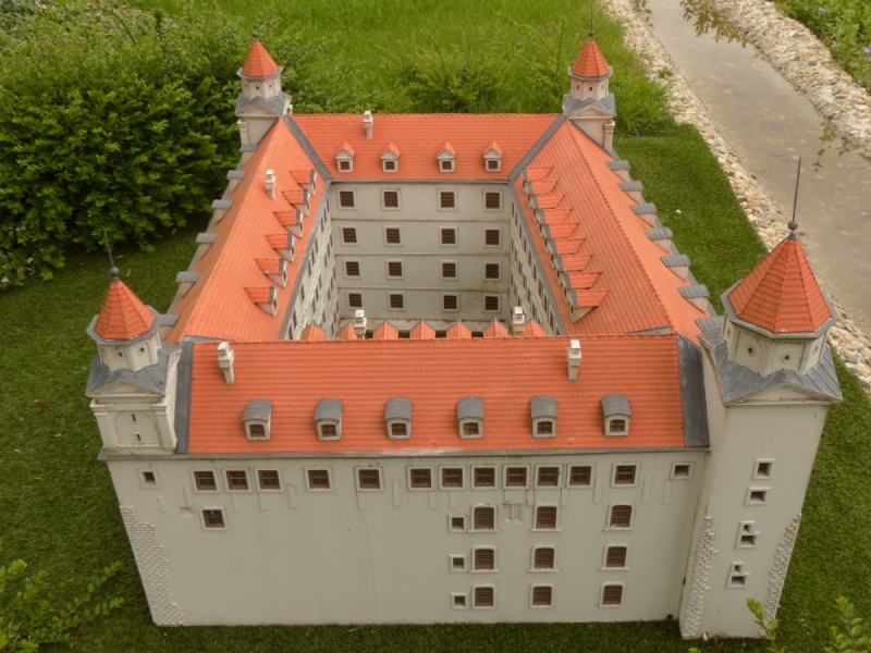 következő