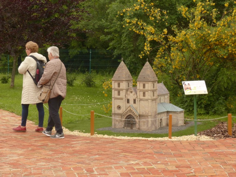 következő