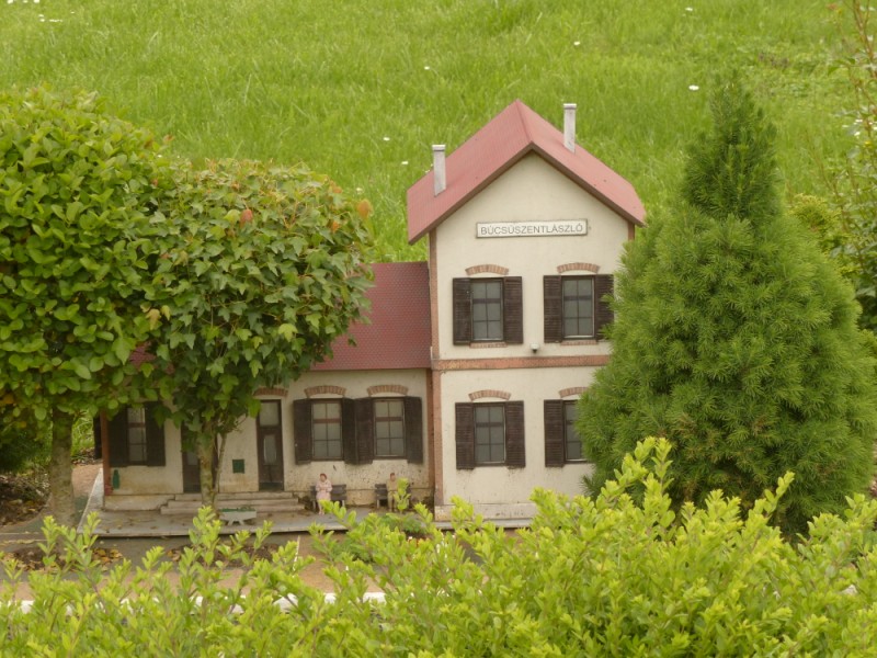 következő