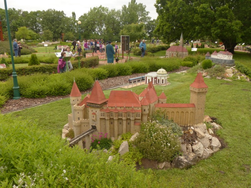következő