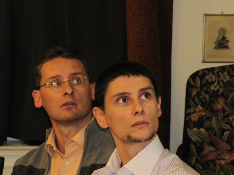következő