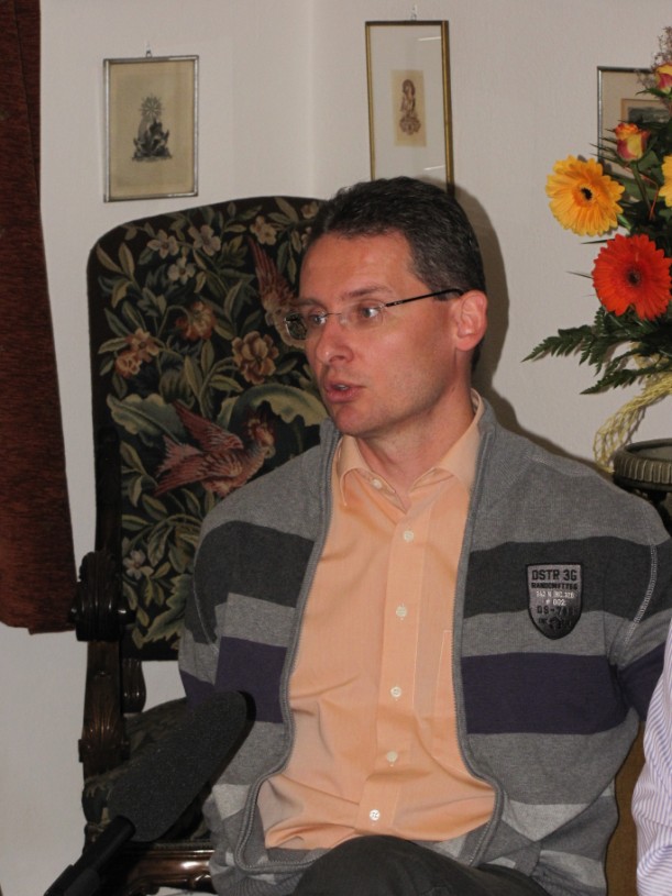 következő