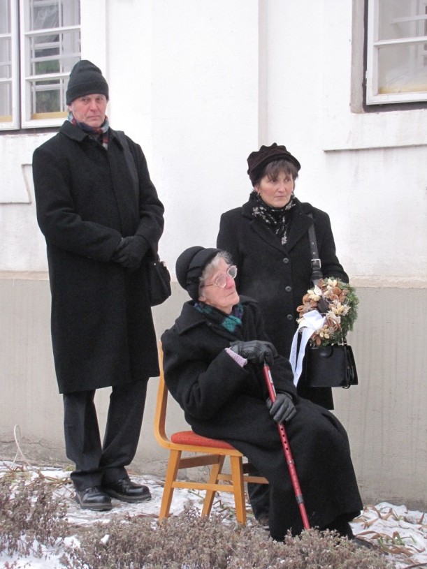 következő