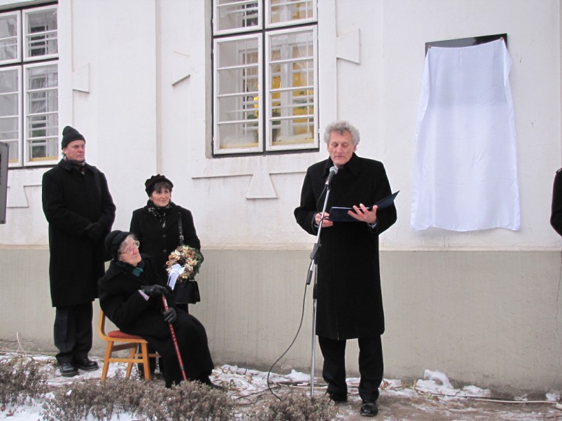 következő