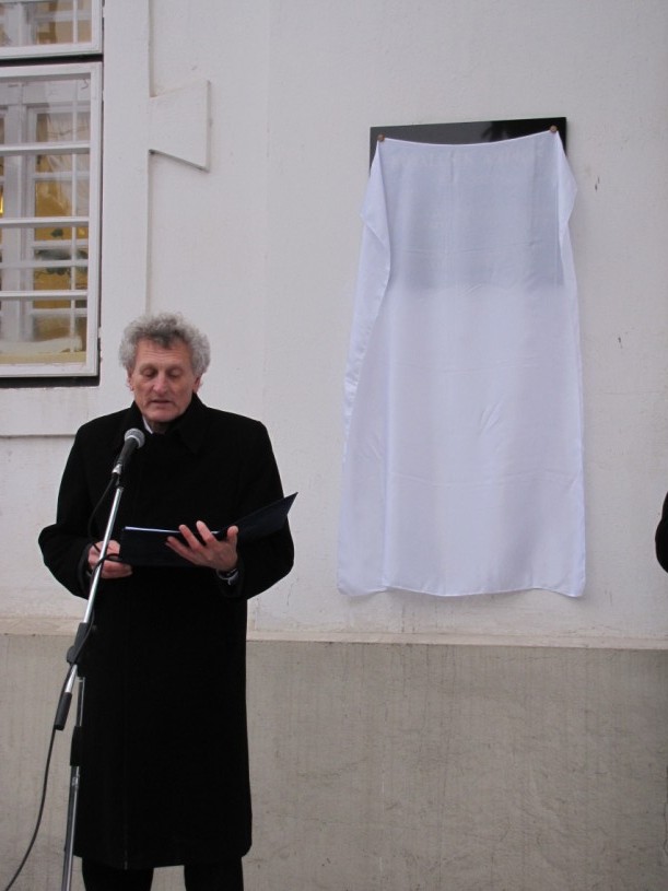 következő