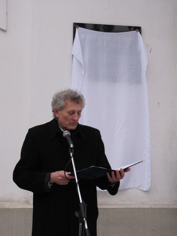 következő