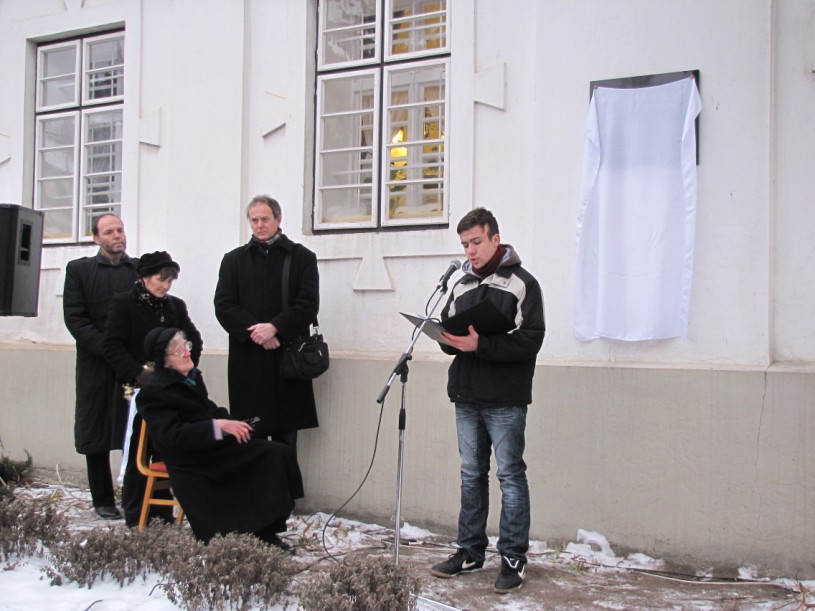 következő