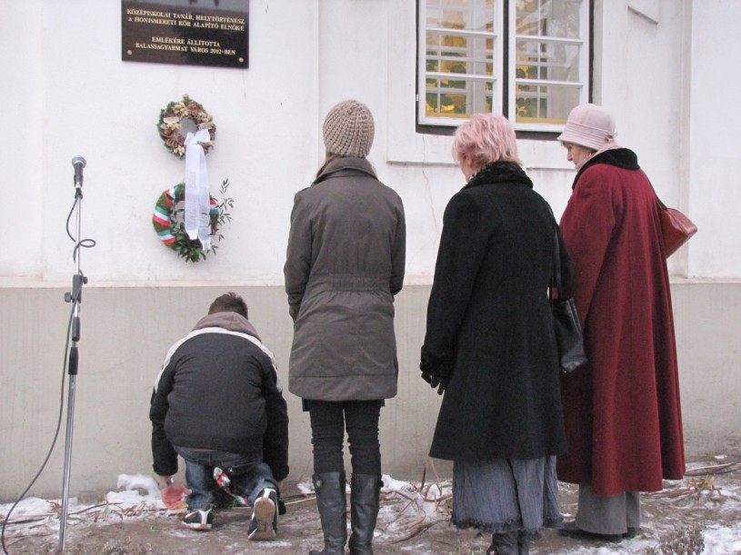 következő
