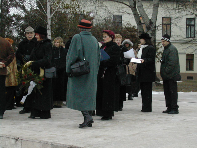 következő