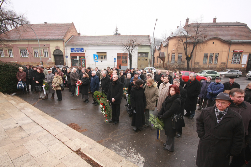 következő