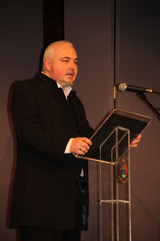 következő