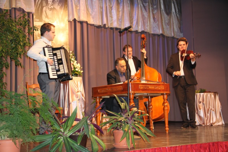 következő