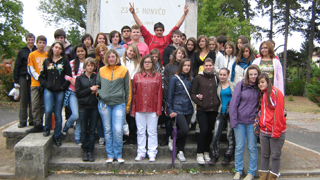 következő