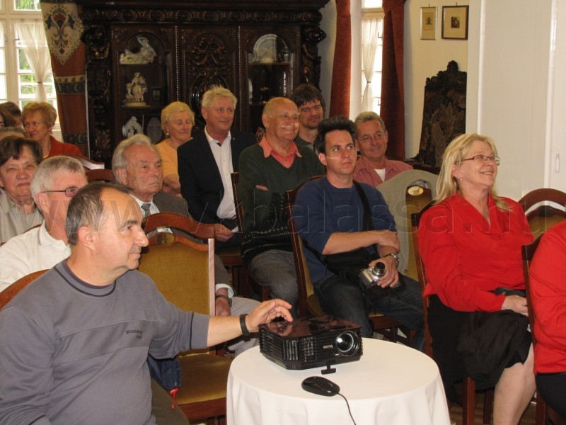 következő