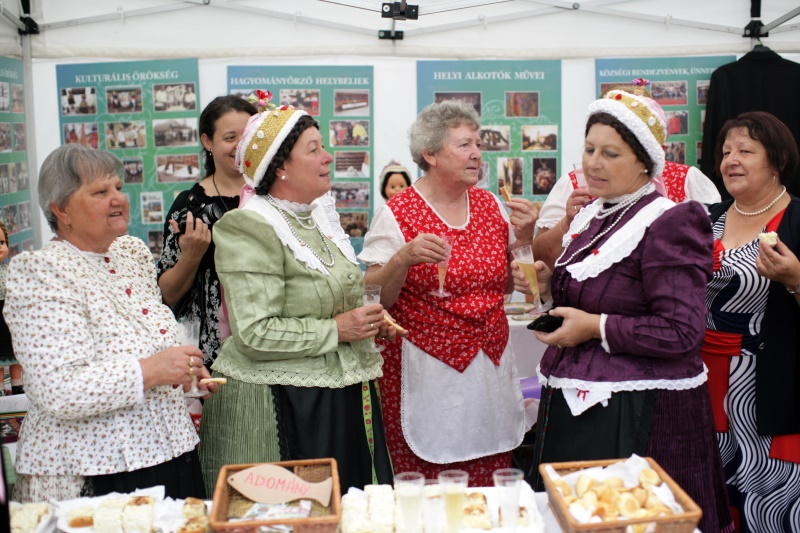 következő
