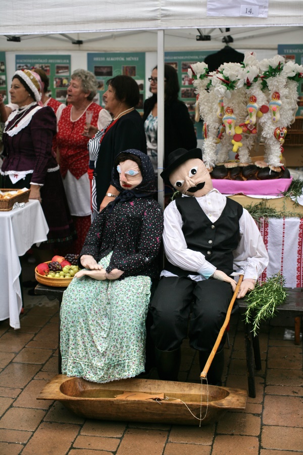 következő