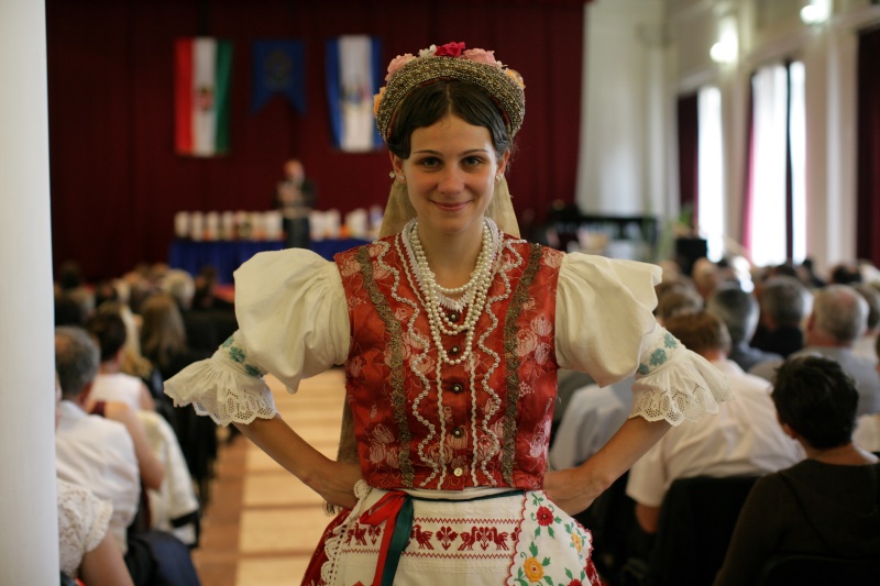 következő