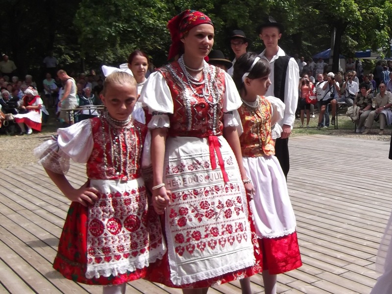következő