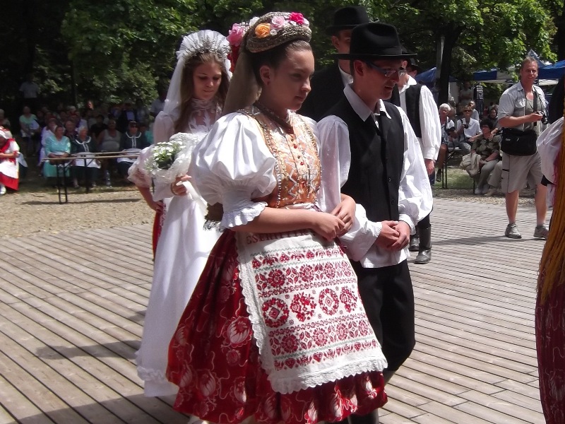 következő