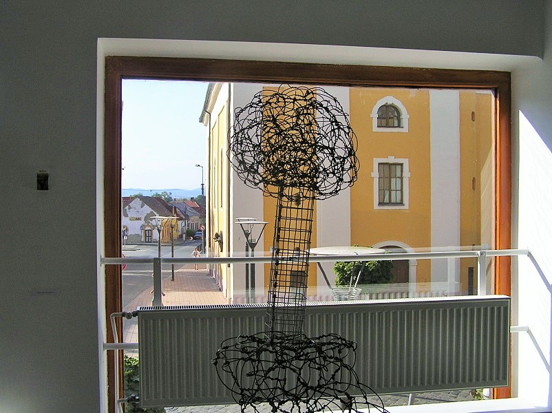 következő