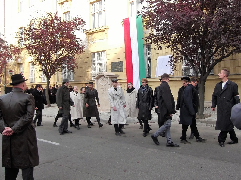 következő