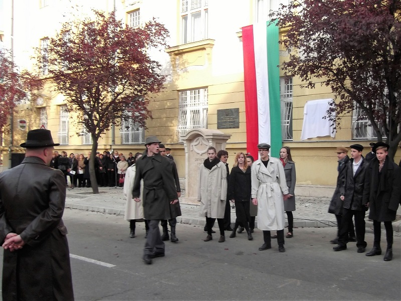 következő