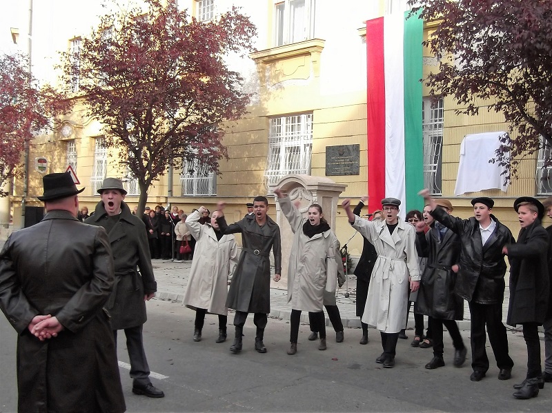 következő