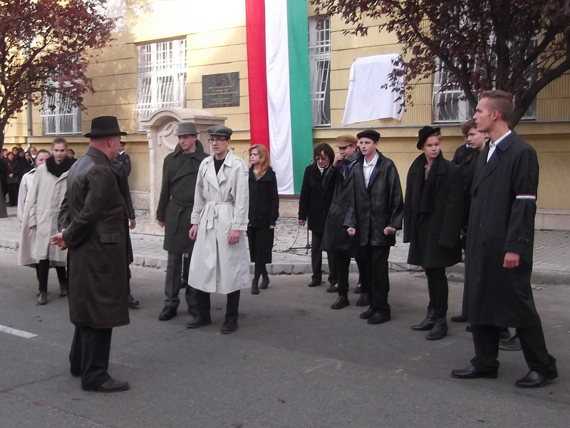 következő