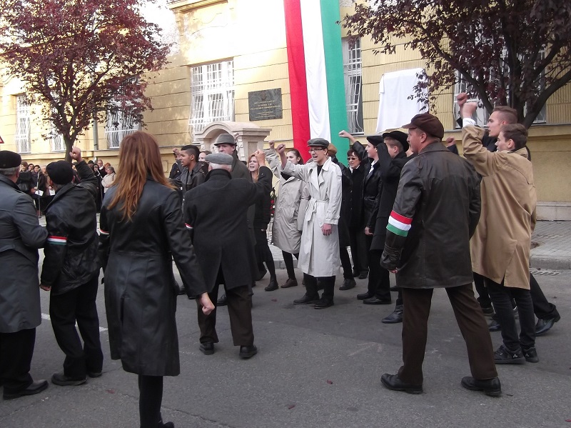 következő