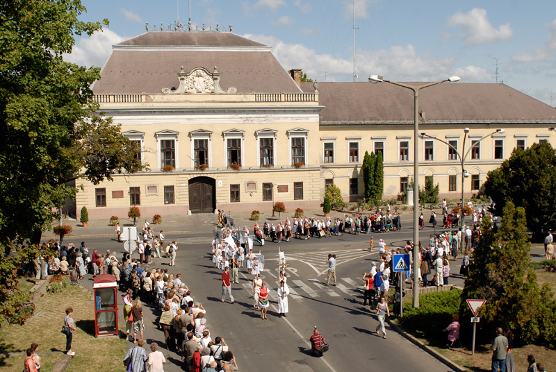 következő