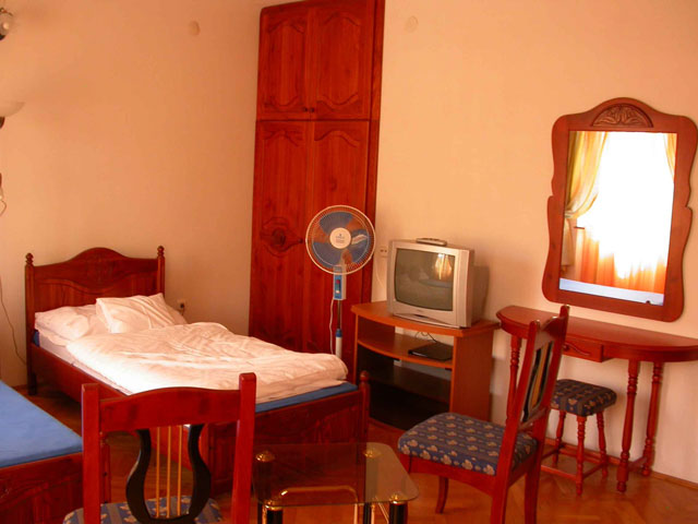 következő