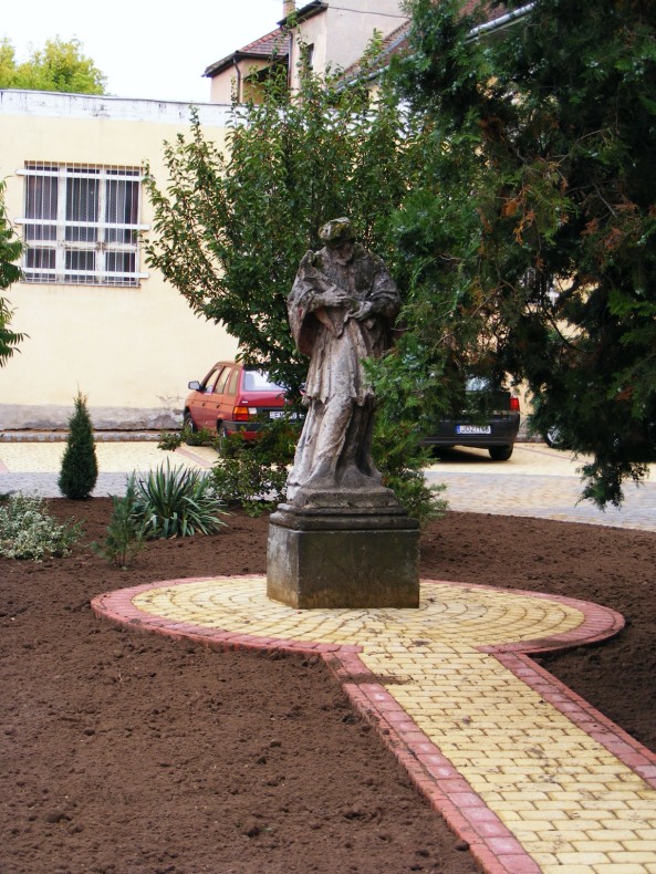 következő