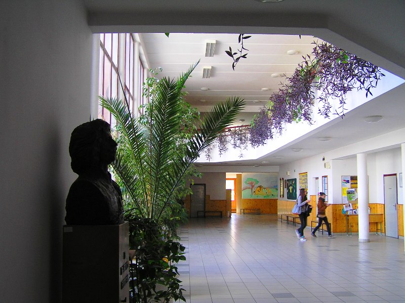 következő