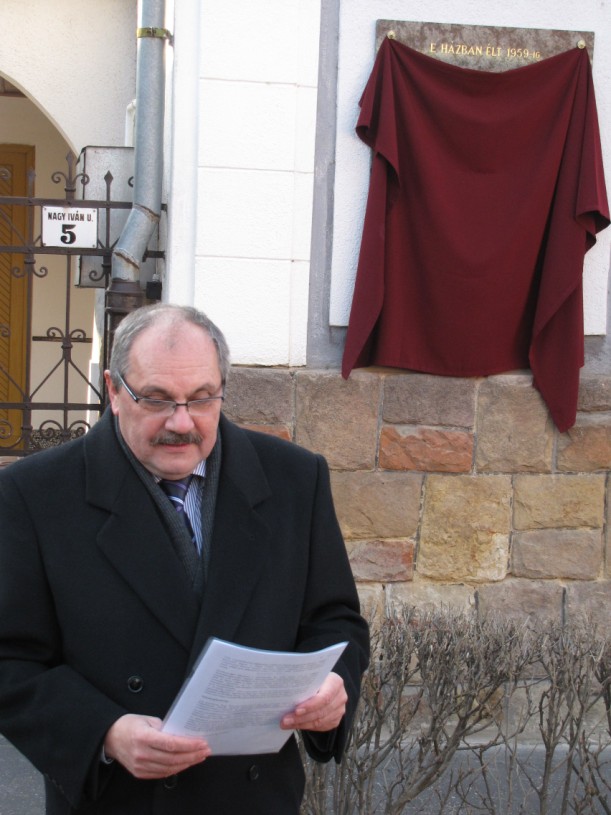 következő