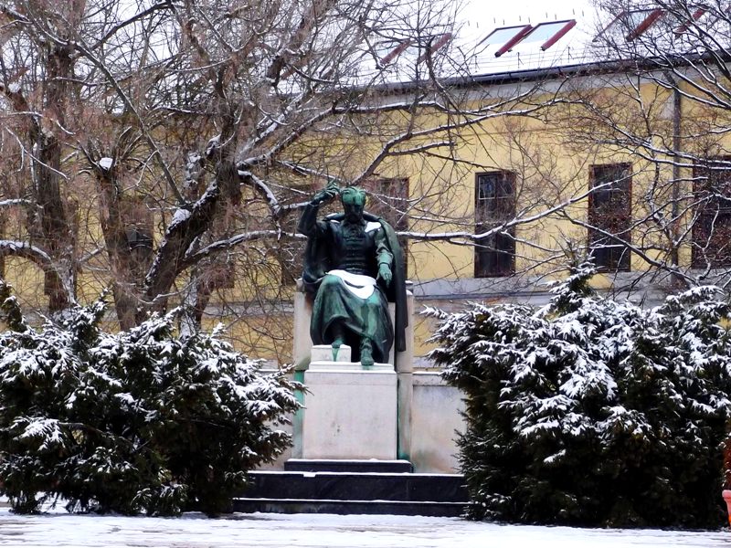 következő