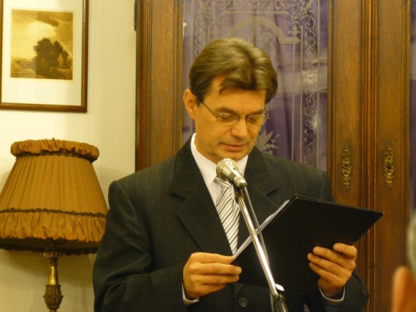 következő