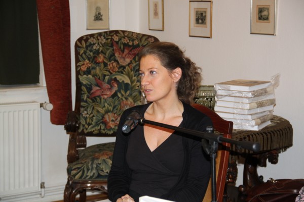 következő