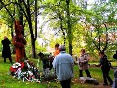 következő