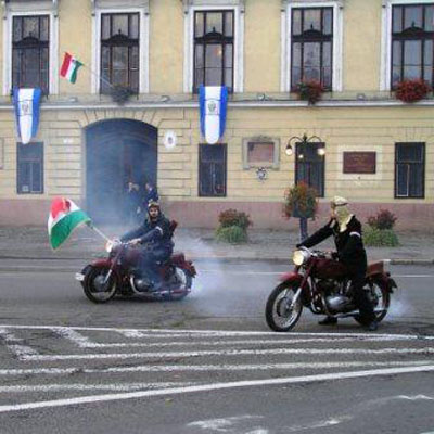 következő