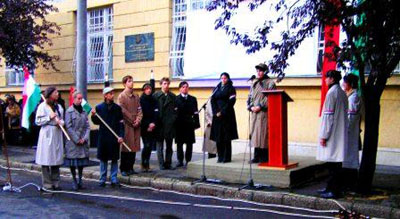 következő
