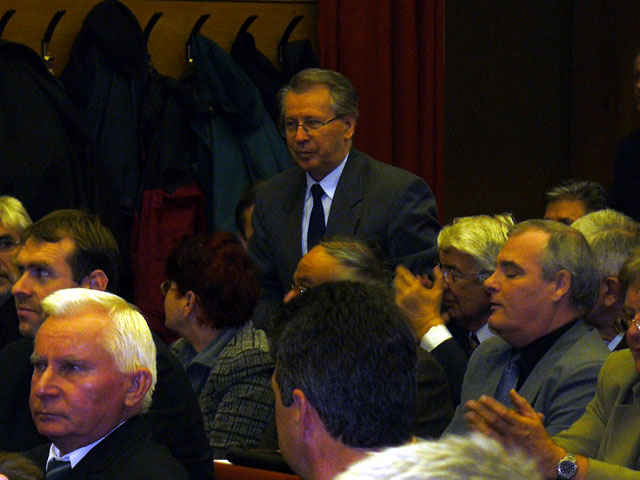 következő