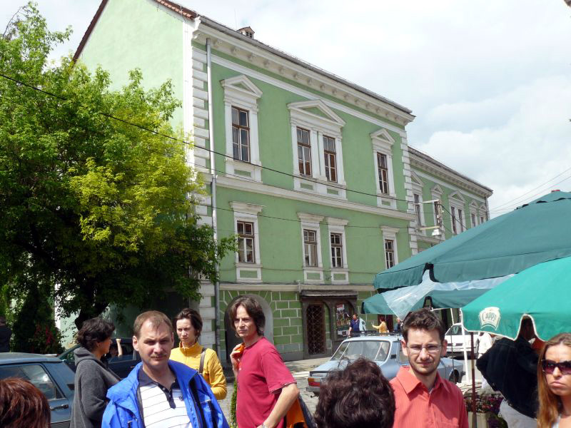 következő