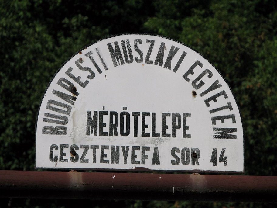 következő