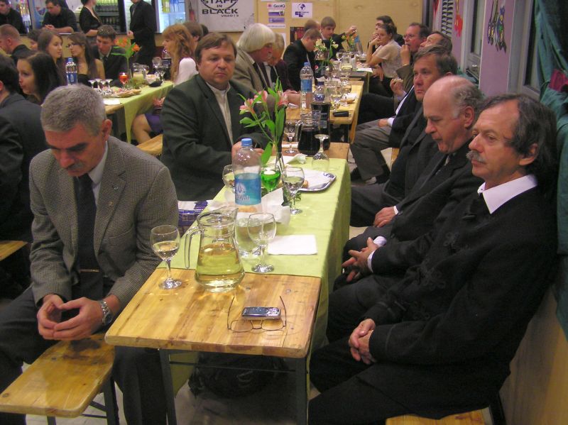 következő